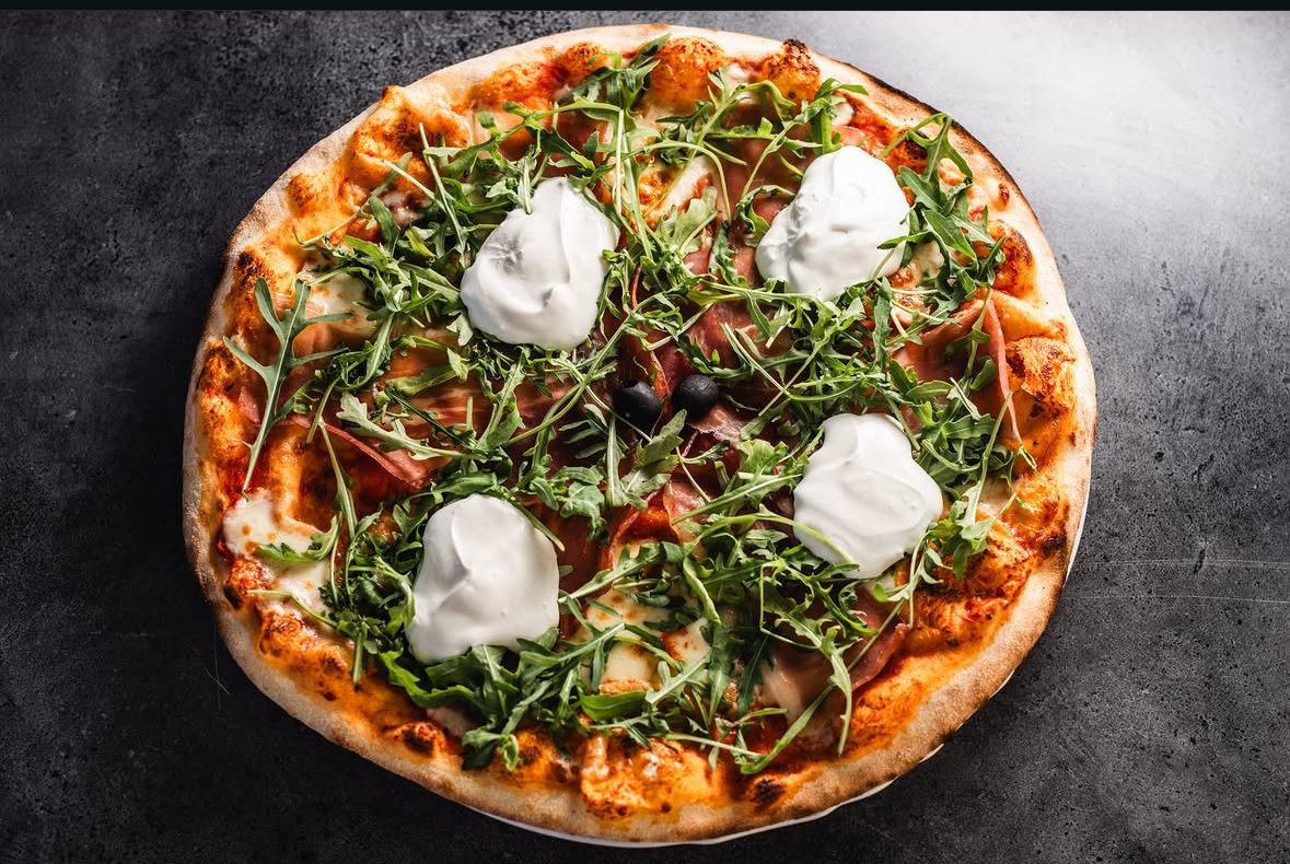Pizza San Daniele with pršut and mozzarella